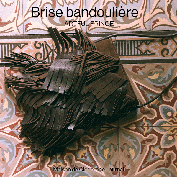 Brise bandoulière —  風を纏うフリンジ。着こなしを引き立てる無造作なアクセント